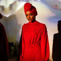 Model berhijab, Alima Aden mengenakan rancangan desainer Rasit Bagzibagli saat peragaan busana di Istanbul, Turki (26/3). Alima Aden ini merupakan model behijab dari Amerika Serikat. (AP Photo / Lefteris Pitarakis)
