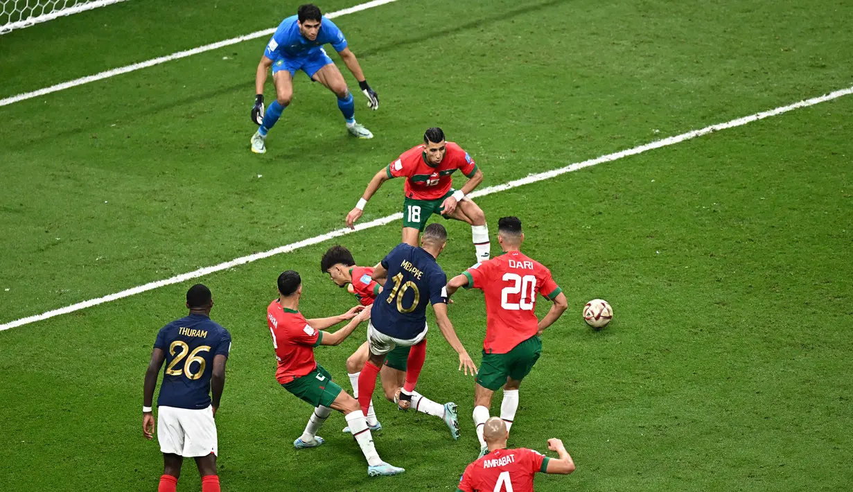 Gol bermula dari aksi individu Kylian Mbappe yang berhasil melewati empat pemain Maroko. Penyerang PSG itu kemudian mencoba untuk melakukan tembakan namun bola membentur salah satu kaki pemain Maroko. (AFP/Anne-Christine Poujoulat)