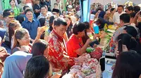 Yulius Selvanus saat membagikan beras murah di Kelurahan Sumompo, Kecamatan Tuminting, Kota Manado pada, Jumat (7/3/2025).