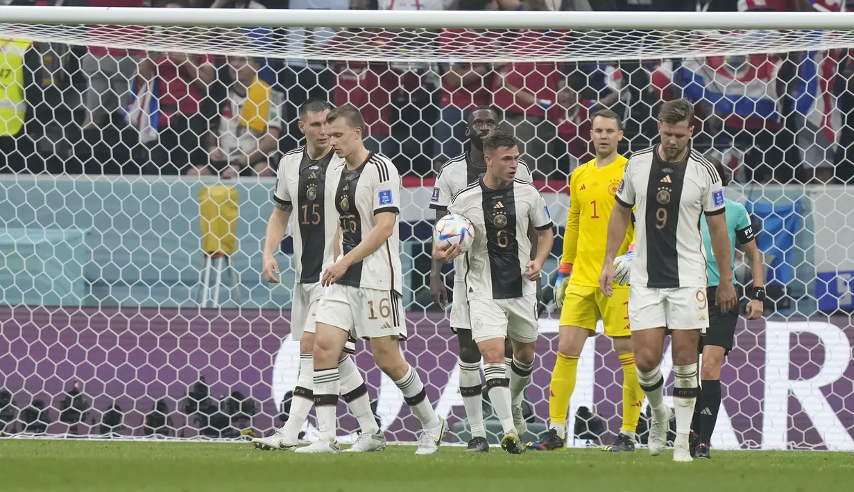 Reaksi pemain Jerman setelah pemain Kosta Rika Juan Pablo Vargas mencetak gol ke-2 timnya pada duel matchday 3 Grup E Piala Dunia 2022 di Al Bayt Stadium, Jumat (2/12/2022) dini hari WIB. Jerman tersingkir dari Piala Dunia 2022 Qatar untuk kedua kalinya berturut-turut meski menang 4-2 atas Kosta Rika. (AP Photo/Darko Bandic)