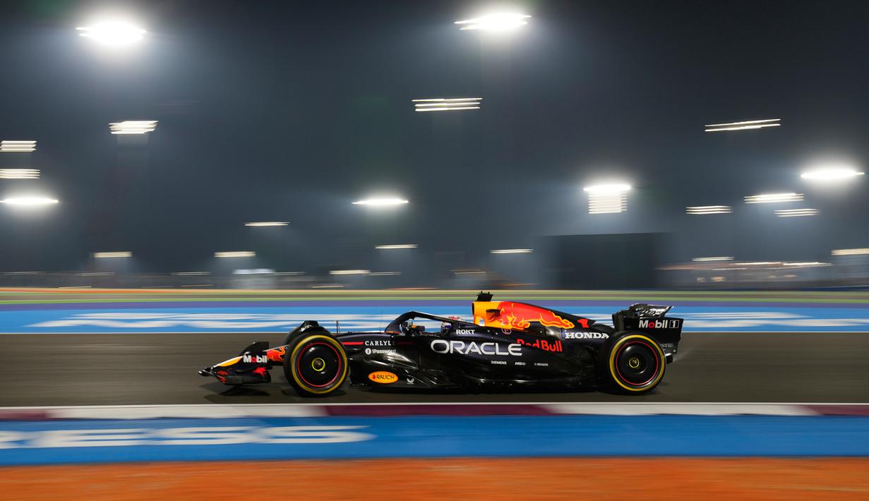 Pembalap Red Bull Racing, Max Verstappen memacu mobilnya dalam balapan Formula 1 GP Qatar 2025 di Sirkuit Lusail, Lusail, Qatar, Minggu (30/11/2025) waktu setempat. (AP Photo/Darko Bandic)