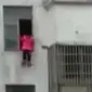 Seorang gadis sekolah dasar berusaha mengakhiri hidupnya dengan melompat dari apartemen lantai 15 karena stres dengan PR yang terlalu banyak. (Doc: Shanghaiist via Medium)