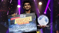Tengku Tezi, asal Medan menyandang predikat juara pertama di ajang Ganteng Ganteng Serigala (GGS) Mencari Bintang di Studio Emtek, Jakarta, Rabu (15/4/2015). (Liputan6.com/Faisal R Syam)