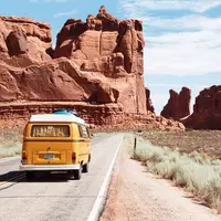 Ilustrasi road trip. Sumber foto: unsplash.com/Dino Reichmuth.
