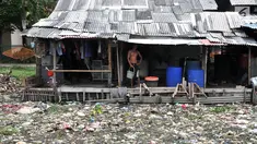 Aktivitas warga di pinggiran Kali Pisang Batu yang dipenuhi sampah, Tarumajaya, Bekasi, Jawa Barat, Rabu (9/1). Warga tetap melakukan aktivitas meski bau tak sedap menghantui mereka akibat tumpukan sampah di kali tersebut. (Merdeka.com/Iqbal S. Nugroho)