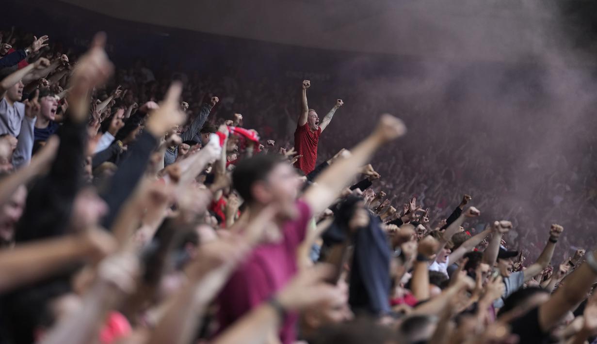 Fans Liverpool memberikan dukungan ke timnya saat laga Community Shield 2022 menghadapi Manchester City di King Power Stadium, Sabtu (30/07/2022) malam WIB. (AP/Frank Augstein)