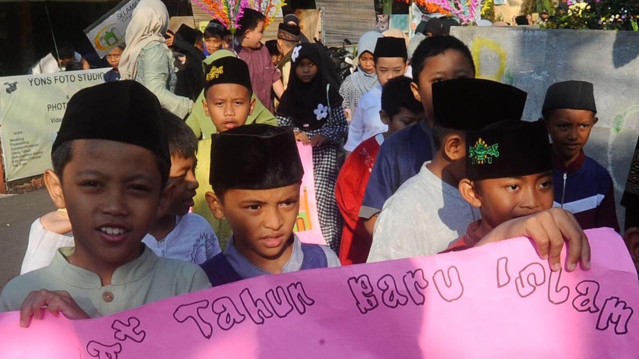 Sejumlah siswa melakukan pawai dengan membawa berbagai poster berisi pesan antusias menyambut datangnya Tahun Baru Islam 1445 Hijriah.