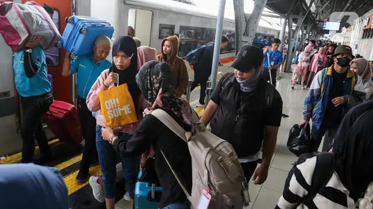 Arus Balik Lebaran 2025, Pemudik Pengguna KAJJ Padati Stasiun Pasar Senen Jakarta
