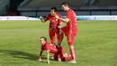 Pemain Persija Jakarta, Hansamu Yama, Riko Simanjuntak dan Ondrej Kudela berpose setelah menang dramatis atas Dewa United pada laga BRI Liga 1 di Stadion Indomilk Arena, Tangerang, Senin (10/4/2023). Persija menang dengan skor 1-0. (Bola.com/M Iqbal Ichsan)