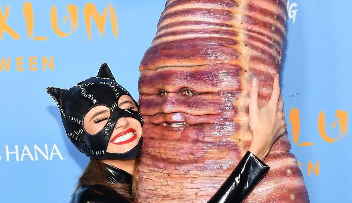 Putri Heidi Klum, Leni Klum tampil jadi cat women dengan catsuit, topeng, dan sepatu bot setinggi paha. [IG @leniklum]