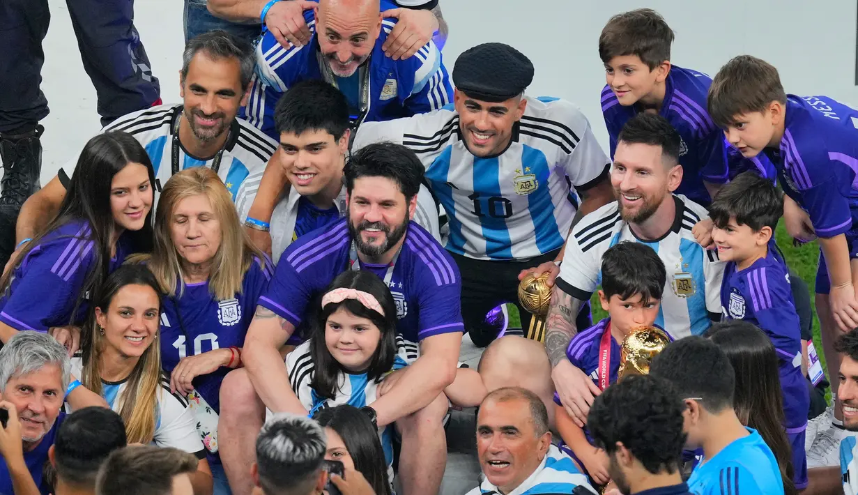 Pemain Argentina Lionel Messi bersama keluarganya merayakan kemenangan atas Prancis pada pertandingan sepak bola final Piala Dunia 2022 di Stadion Lusail, Lusail, Qatar, 18 Desember 2022. Argentina menang 4-2 atas Prancis melalui drama adu penalti setelah pertandingan berakhir imbang 3-3. (AP Photo/Hassan Ammar)