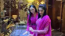 Airyn Tanu selaku COO PT. Passion Abadi Korpora, pun menunjukan koleksi perhiasan Passion Prive. Sang putri pun terlihat terpukau dengan koleksi perhiasan berlian lokal ini. dok. Pribadi