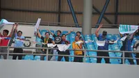 Fans Sriwijaya Gelar Protes Bentangkan Pakaian Dalam