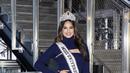 Miss Universe yang baru dinobatkan, Harnaaz Sandhu dari India berpose saat mengunjungi Empire State Building di New York (12/1/2022). (Photo by Charles Sykes/Invision/AP)