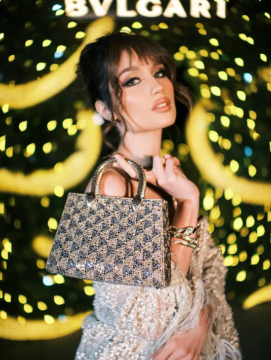 Dalam acara penuh kemewahan tersebut, Cinta tampil memukau dengan riasan mata smokey yang dramatis, memancarkan kesan bold namun tetap elegan. Kombinasi warna gelap dan shimmer pada kelopak matanya menonjolkan sorot mata tajam, memberi sentuhan glamor klasik. [Dok/Bulgari].