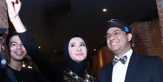 Hari Pendidikan Nasional (Hardiknas), yang jatuh tanggal 2 Mei, Laudya Cynthia Bella menyempatkan berfoto bersama Menteri Pendidikan dan Kebudayaan Anies Baswedan. (Nurwahyunan/Bintang.com)