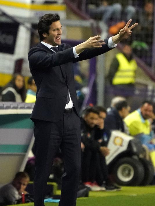 Pelatih Real Madrid, Santiago Solari menginstruksikan pemainnya saat melawan Real Valladolid selama pertandingan lanjutan La Liga Spanyol di stadion Jose Zorrilla,Valladolid (10/3). Madrid menang telak 4-1 atas Valladolid. (AFP Photo/Cesar Manso)