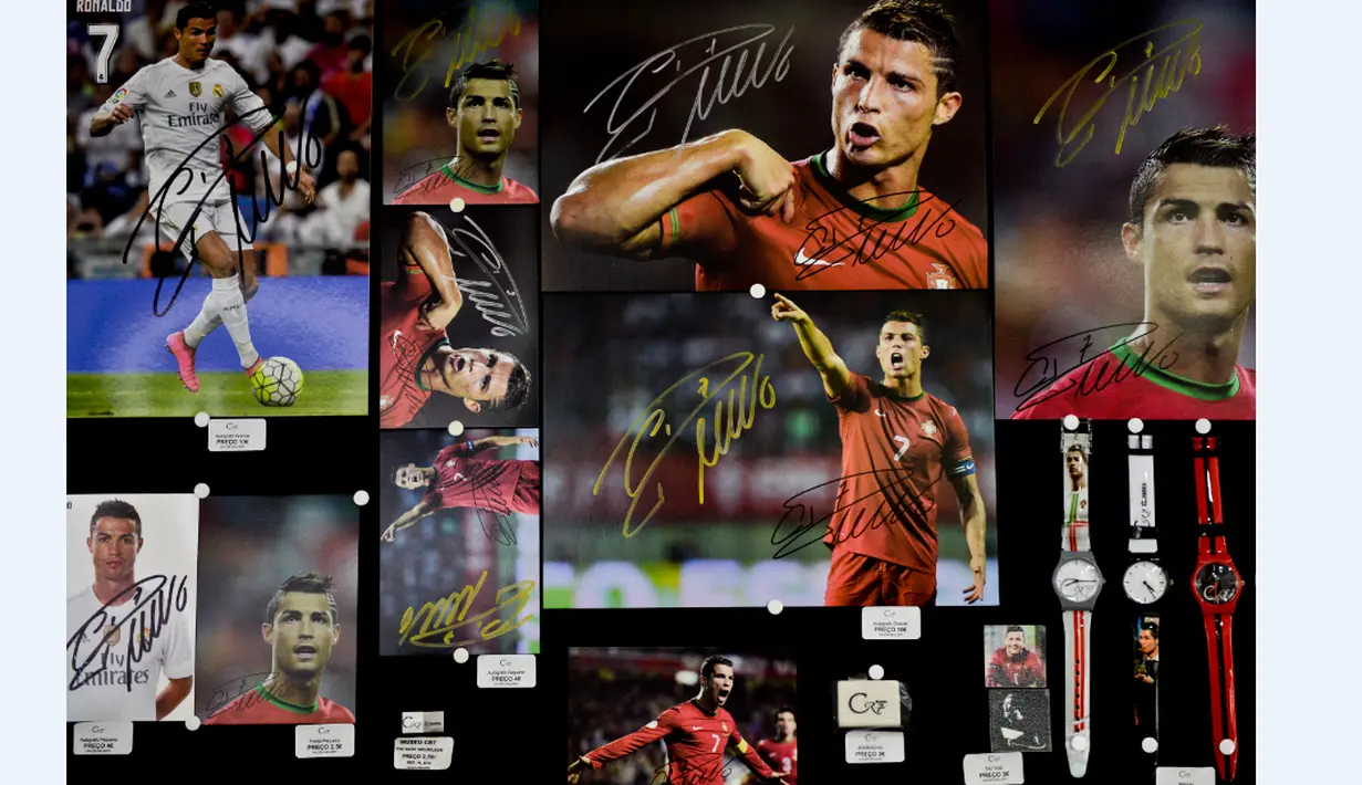 Salah satu koleksi Museum CR7 adalah pernak-pernik dengan tanda tangan Cristiano Ronaldo di Funchal, Madeira, Portugal, (29/4/2016). (AFP/Patricia De Melo Moreira)
