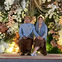 Prosesi Mitoni 7 Bulanan Aaliyah Massaid Dibalut Kebaya Brokat Baby Blue. [@c_smelani]