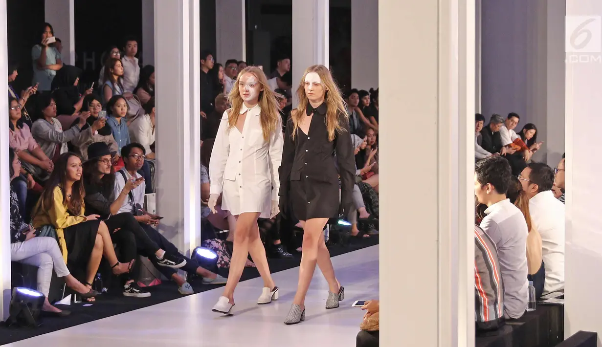 Model memperagakan busana karya perancang Wilsen Willim bertajuk Runway Hits dalam Fashion Nation 2018 di Senayan City, Jakarta, Sabtu (21/4/). Puncak acara Fashion Nation 2018 mengangkat tema I.AM.NOW. (Liputan6.com/Herman Zakharia)