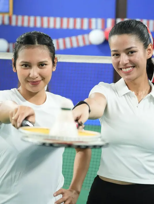 Bermain bulu tangkis, saat ini menjadi salah satu olahraga populer yang banyak dijalani para selebriti. Apalagi dalam acara lomba 17 Agustus, banyak selebriti menggelar acara olahraga dengan berbagai hadiah menarik. (Liputan6.com/IG/@indahpermatas)