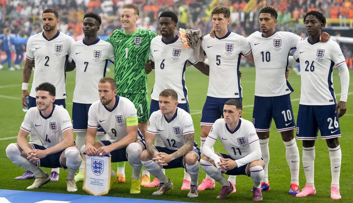 Para pemain starting XI Timnas Inggris berfoto bersama jelang laga semifinal Euro 2024 menghadapi Timnas Belanda di Westfalenstadion, Dortmund, Jerman, Kamis (10/7/2024). (AP Photo/Darko Vojinovic)