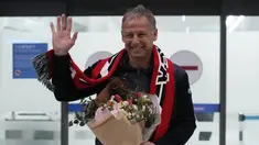 Pelatih Timnas Korea Selatan yang baru, Jurgen Klinsmann melambaikan tangan setibanya di Bandara Internasional Incheon di Incheron, Korea Selatan, Rabu, 8 Maret 2023. Klinsmann, yang memenangkan Piala Dunia sebagai pemain bersama Jerman Barat pada tahun 1990, menggantikan Paulo Bento asal Portugal untuk melatih Korea Selatan. (AP Photo/Ahn Young-Joon)