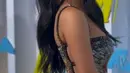 Becky G tampil memukau layaknya Putri Mesir dengan gaun sequin dari Zuhair Murad. Spagetti dress berkilau ini memiliki aksen cutout di bagian samping yang menunjukkan pesona seksinya (instagram/vmas)