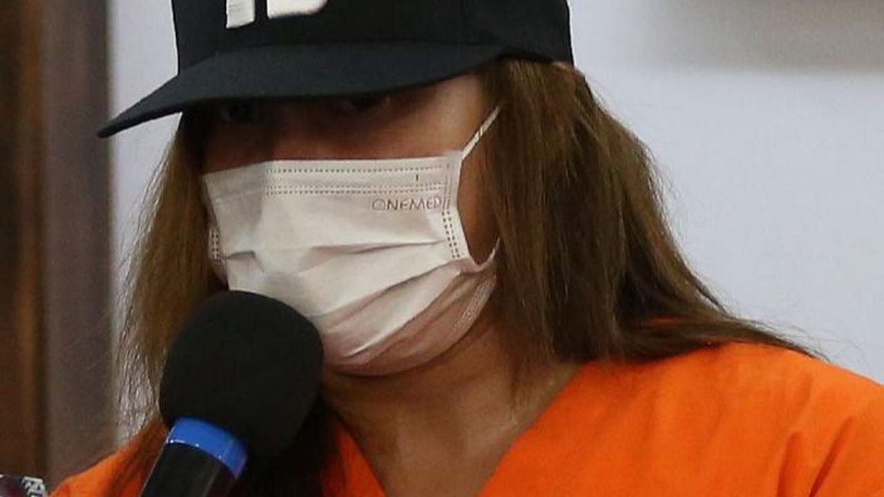 Di hadapan awak media, dia tampak memakai masker di wajah saat memberikan keterangan dirinya yang ditangkap Sat Narkoba Polres Metro Jakarta Selatan terkait kasus narkoba.