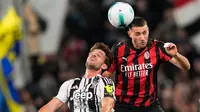 Duel udara antara Daniele Rugani dengan Santiago Gimenez&nbsp;di laga Juventus vs AC Milan di pekan ke enam Serie A 2025/2026 di Allianz Stadium, Senin (06/10/2025). (Marco Alpozzi/LaPresse via AP)