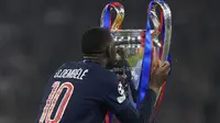 Ousmane Dembele dari PSG mencium trofi setelah memenangkan final Champions League kontra Inter Milan di Allianz Arena, Munich, Jerman, Sabtu, 31 Mei 2025. (AP Photo/Luca Bruno)