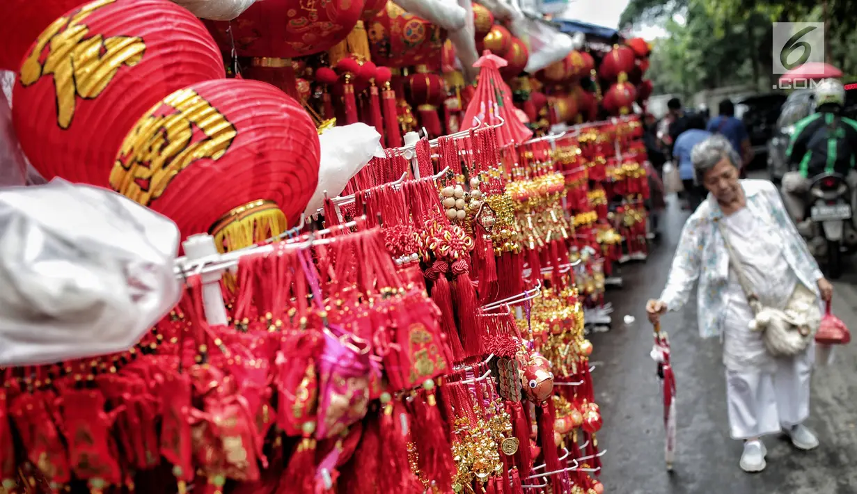 Ragam pernak-pernik menyambut Imlek dijual di Pasar Pancoran Glodok, Tamansari, Jakarta, Minggu, (21/1). Warga keturunan Tionghoa mulai berburu pernak-pernik jelang Tahun Baru Imlek 2570 pada 5 Februari 2019. (Liputan6.com/Faizal Fanani)