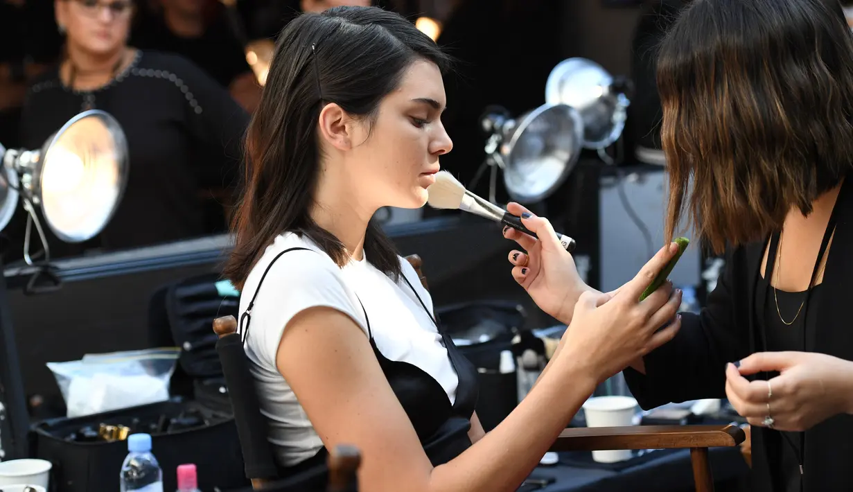 Model Kendall Jenner saat berada di belakang panggung Michael Kors Spring/Summer 2017 dalam New York Fashion Week di Manhattan, AS (14/9). (AFP Photo/Angela Weiss)