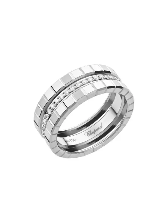 Selain itu, Olivia mengenakan cincin Chopard “Ice Cube” yang lebih rumit, dengan harga yang berkisar jauh lebih tinggi dari $5.370 hingga $6.810 , yang memamerkan dedikasi merek tersebut terhadap pengerjaan yang sangat indah dan kemewahan. [Dok/Time International].