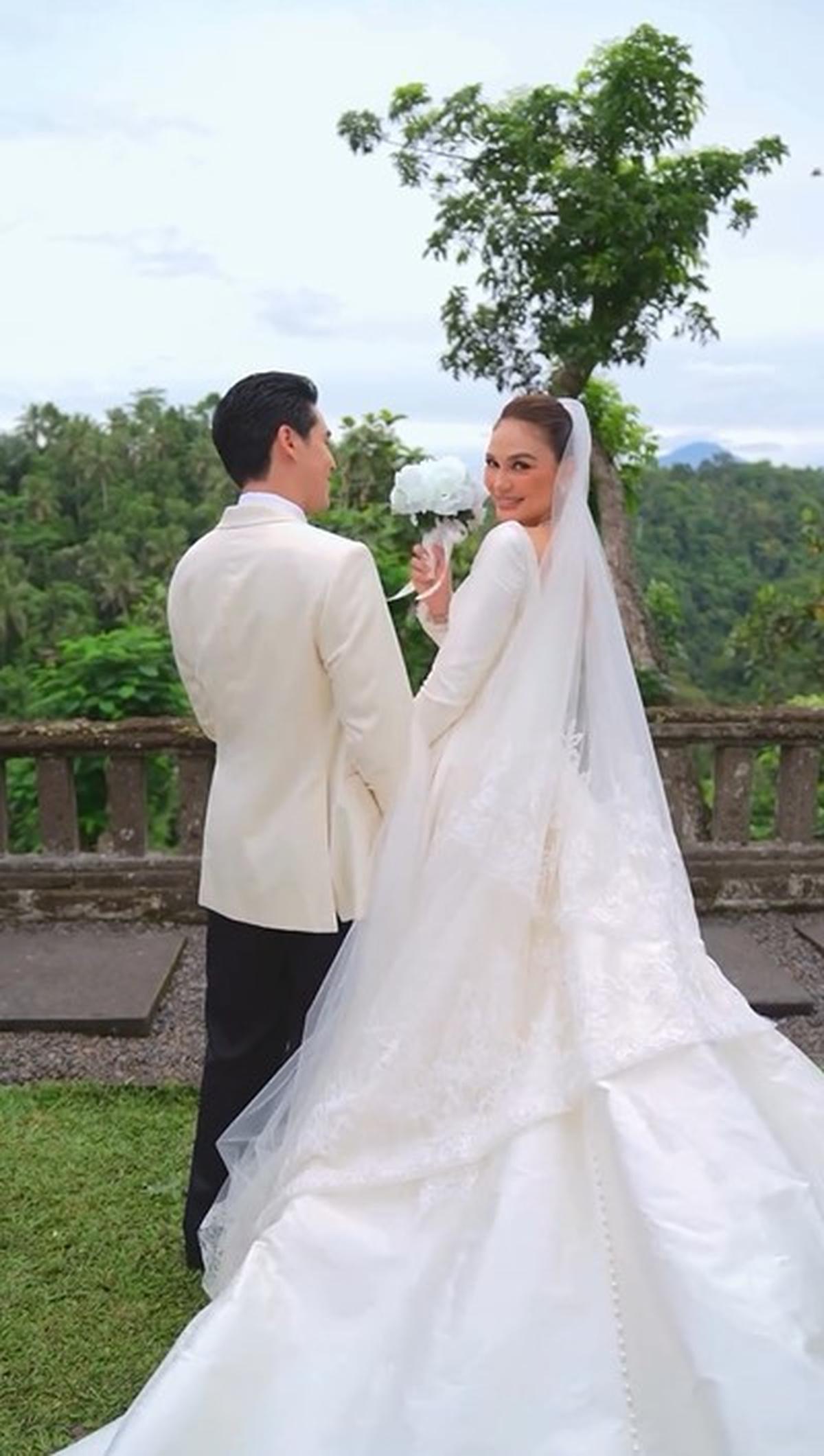 Potret Deretan Pasangan Selebritis Tangkap Buket Bunga di Pernikahan Luna Maya dan Maxime Bouttier, yang Terakhir Bikin Ngakak