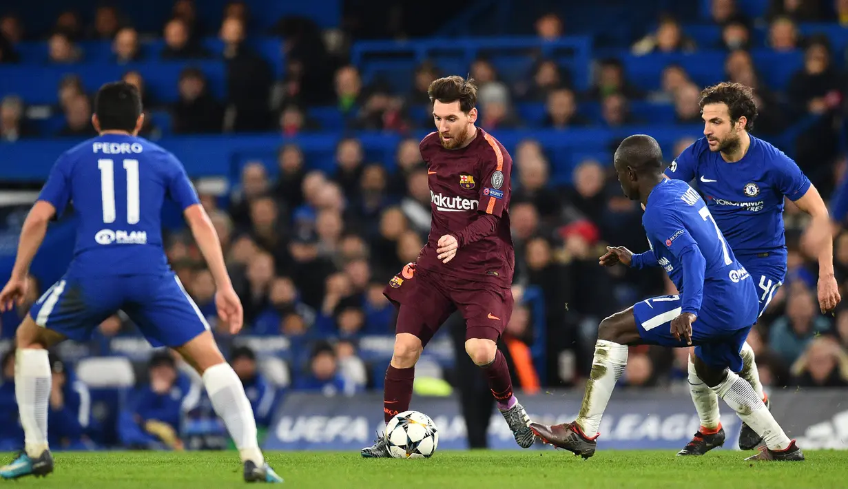 Gelandang Barcelona, Lionel Messi, berusaha melewati kepungan pemain Chelsea pada laga Liga Champions di Stadion Stamford Bridge, London, Selasa (20/2/2018). Chelsea sementara unggul 1-0 atas Barcelona. (AFP/Glyn Kirk)
