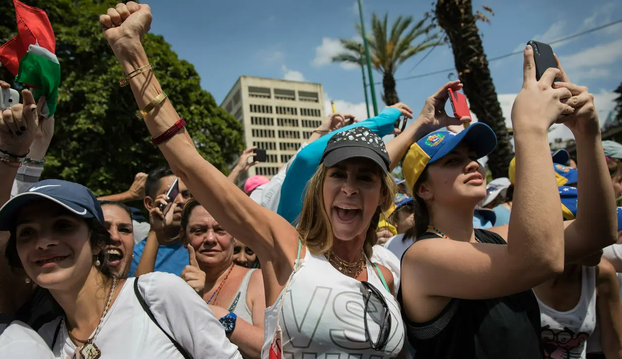 Demonstran antipemerintah membajak sebuah truk saat menuntut pengunduran diri Presiden Nicolas Maduro di Caracas, Venezuela, Sabtu (2/2). (AP Photo/Rodrigo Abd)