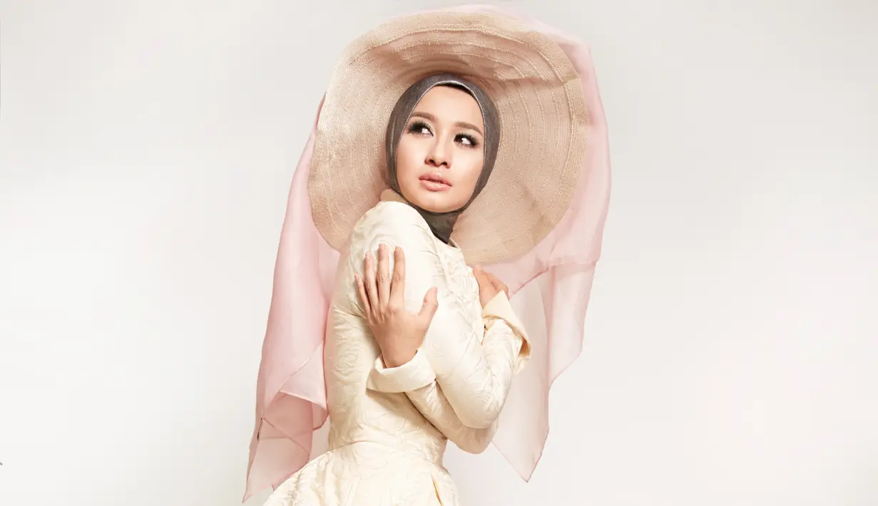 Namun Laudya Cynthia Bella tetap yakin dengan pilihannya berhijab apa pun konsekwensinya. (Photo by IG @mariophotographie, Dress by IG @normahauri hijab by @hauriscarves  hat by @byayudiahhandari, Bintang.com)