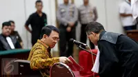 Gubernur DKI Jakarta, Basuki Tjahaja Purnama (Ahok) saat menjalani sidang kasus dugaan penistaan agama di Gedung Kementerian Pertanian, Jakarta, Selasa (25/4). (Liputan6.com/Miftahul Hayat/Pool)