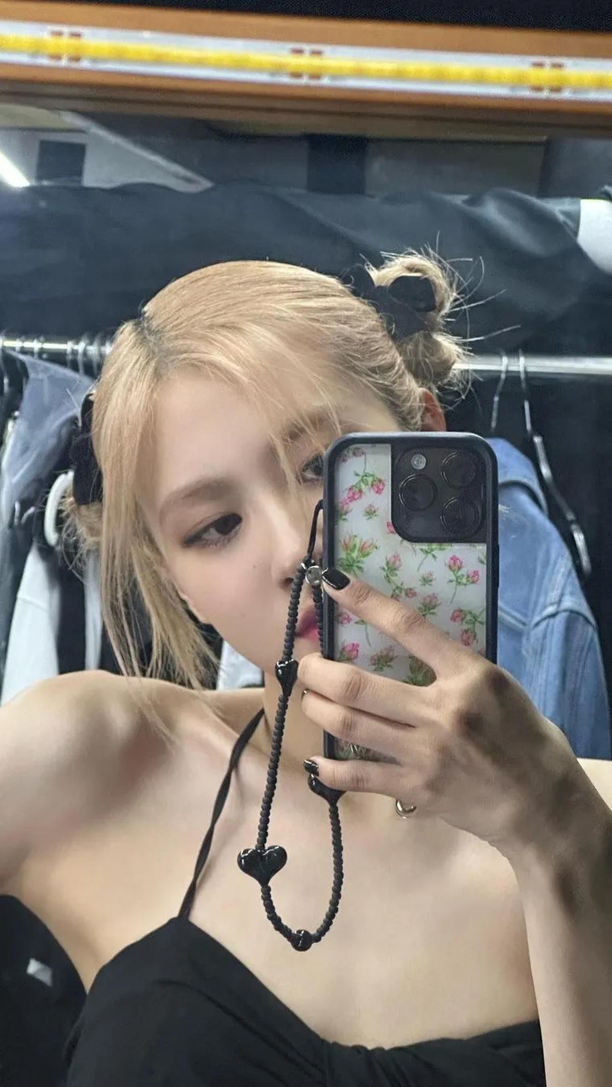 7. Gaya Sulit dengan Kunciran Ganda ala BLACKPINK’s Rosé