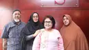 Istri Ustad Al Habsyi, Putri Aisyah Aminah bersama kedua orang tuanya dan kuasa hukumnya, Elza Syarief berfoto bersama seusai jumpa pers di kawasan menteng, Jakarta, Kamis (23/3). (Liputan6.com/Herman Zakharia)