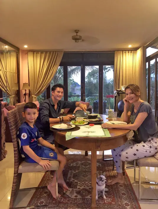 Mike Lewis dan Tamara Bleszynski`