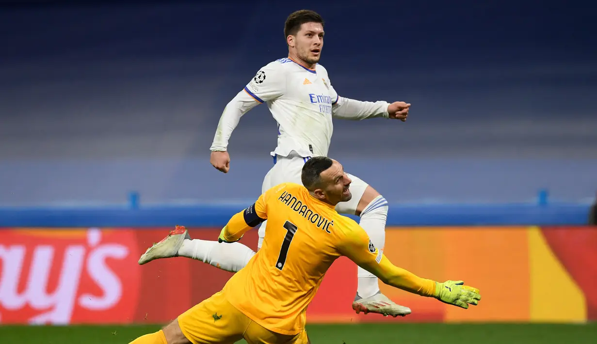 Real Madrid justru dua kali hampir menggandakan keunggulan menjelang babak pertama usai. Luka Jovic tinggal berhadapan satu lawan satu dengan Samir Handanovic, namun sontekannya masih melebar dari sasaran. (AFP/Oscar Del Pozo)