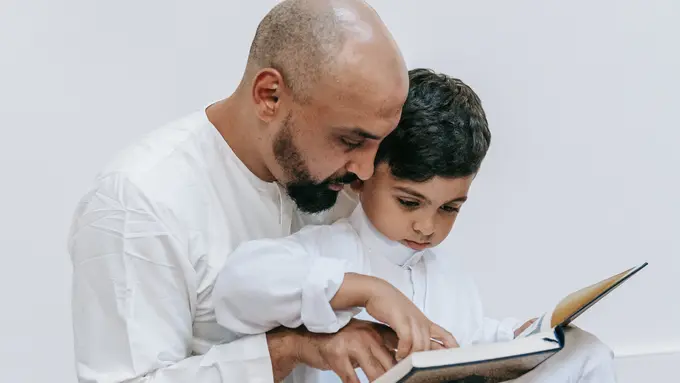 Ilustrasi Islami, muslim, mengaji, membaca Al-Qur'an