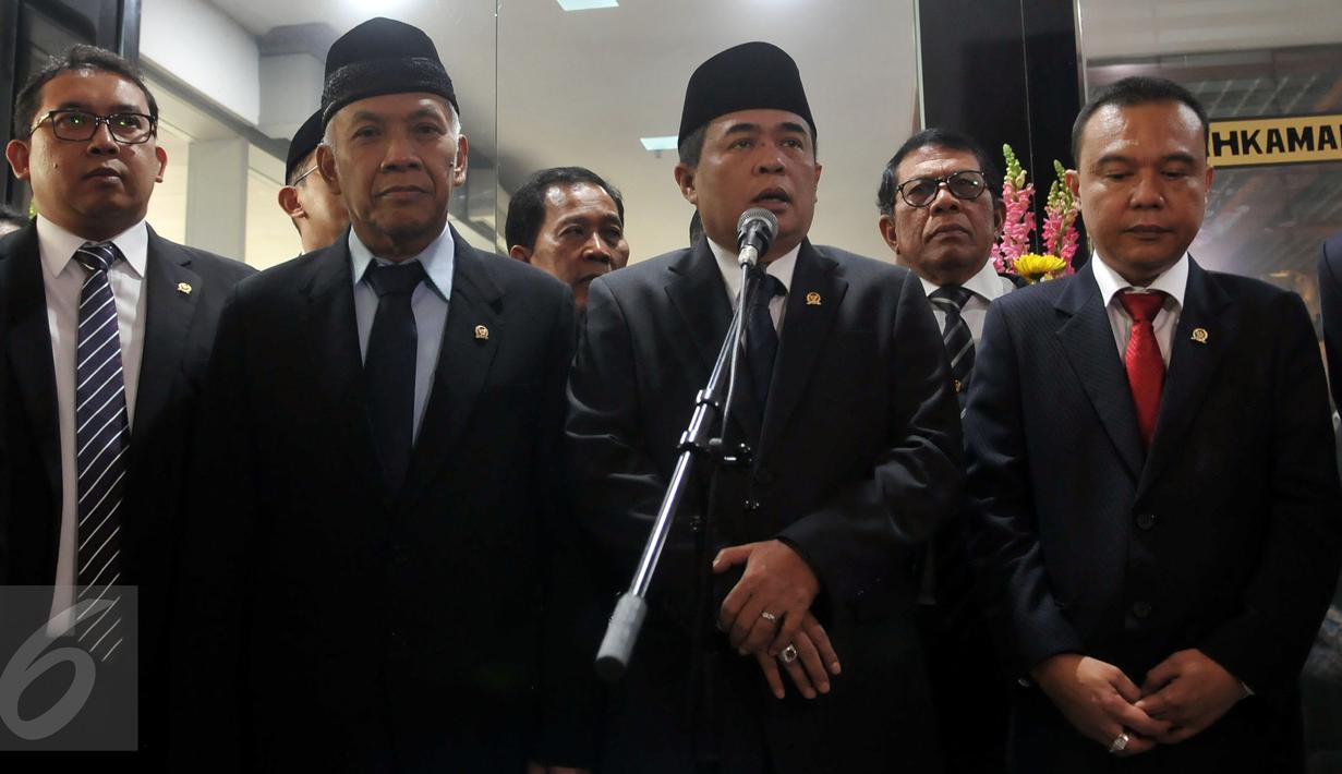 Ketua DPR Ade Komarudin (tengah) memberikan keterangan pers saat menghadiri acara peresmian ruang sidang Mahkamah Kehormatan Dewan yang baru, Senayan, Jakarta, Kamis (28/7). (Liputan6.com/Johan Tallo)