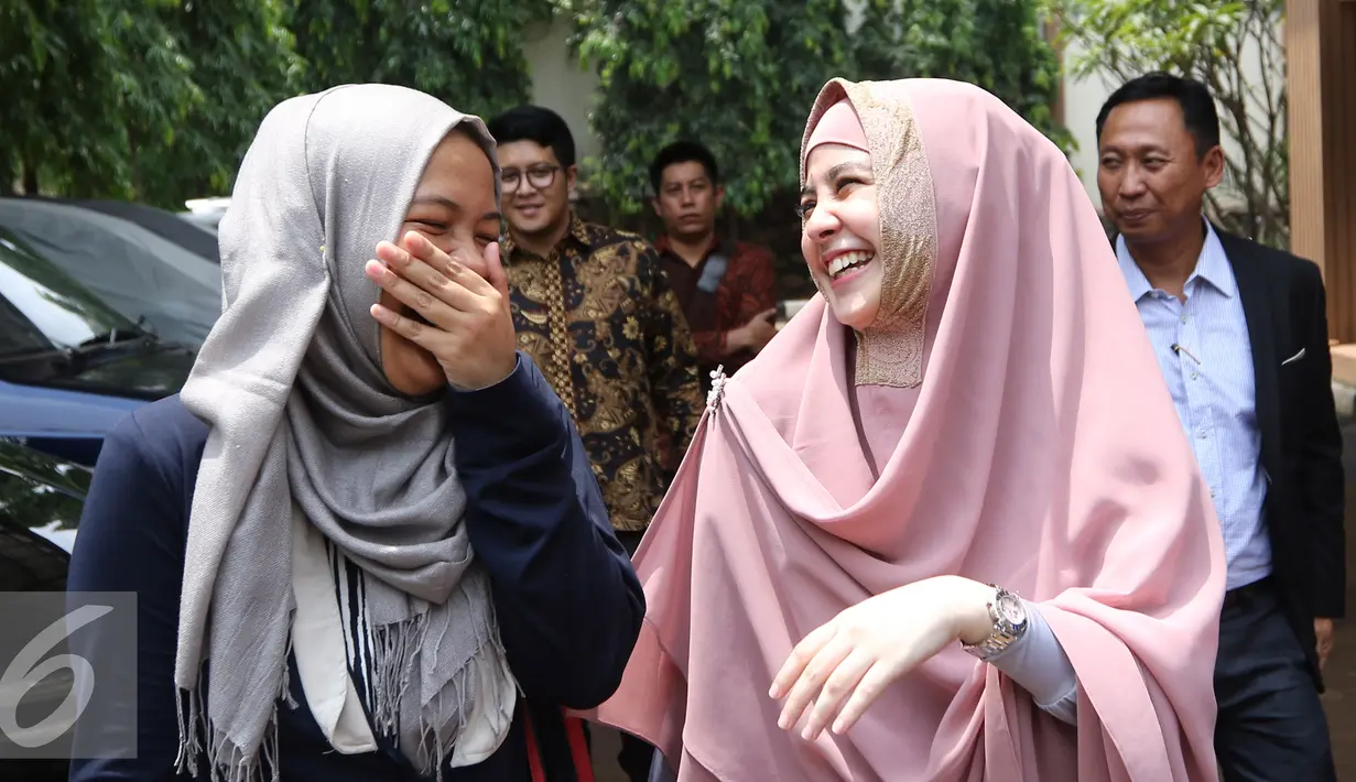 Risty Tagor berbincang dengan kerabatanya usai menjalani sidang cerai di pengadilan Agama, Jakarta, Kamis (18/2). Sidang cerai Risty dan Stuart Collin di tunda karena hakim sakit. (Liputan6.com/Herman Zakharia)