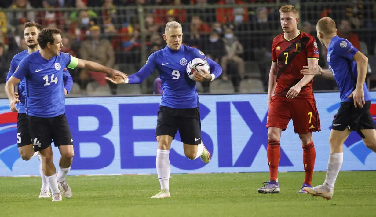 Penyerang Estonia, Erik Sorga (tengah) berselebrasi usai mencetak gol ke gawang Belgia pada pertandingan grup E kualifikasi Piala Dunia 2022 di stadion King Baudouin di Brussels, Minggu (14/11/2021). Belgia menang atas Estonia 3-1. (AP Photo/Olivier Mattys)