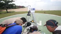 Tim BMKG Balikpapan menyiapkan alat pengamat gerhana matahari total (Liputan6.com/ Abelda Gunawan)