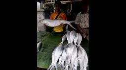 Pedagang menawarkan ikan bandeng di pasar kawasan Rawa Belong, Jakarta, Rabu (18/2). Bagi kalangan Tionghoa, pindang bandeng Imlek adalah perlambang kemakmuran yang berlimpah. (Liputan6.com/Johan Tallo)