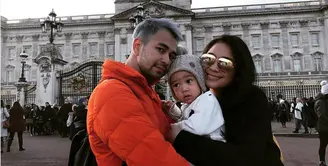 Sering kali Raffi Ahmad berganti-ganti warna rambutnya. Seringnya mewarnai rambut, membuat rambutnya alami kerontokan. Apalagi dirinya mengaku cuek soal perawatan rambut. (Instagram/raffinagita1717)